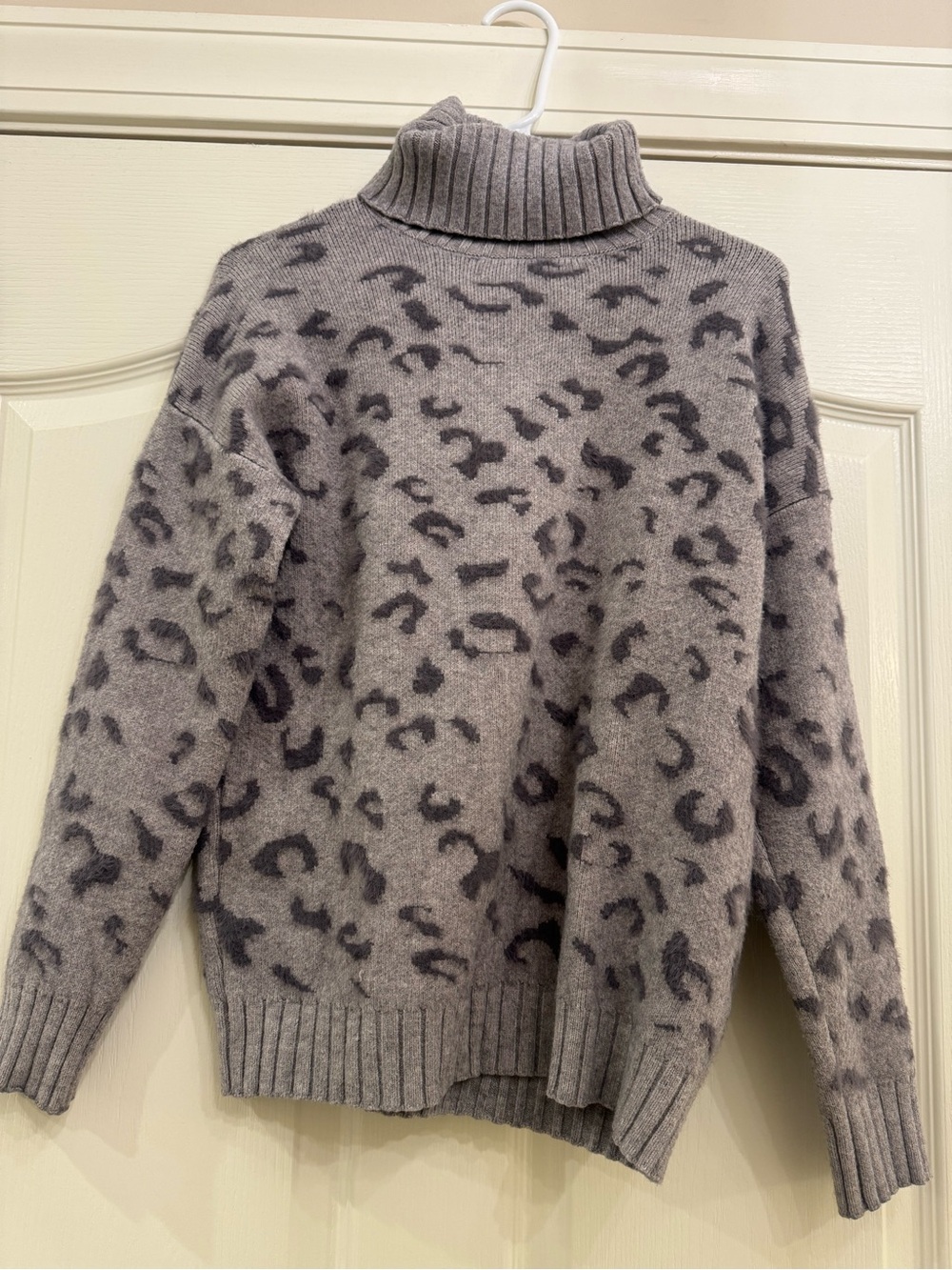 Turtleneck Leopard Print Sweater - Gray